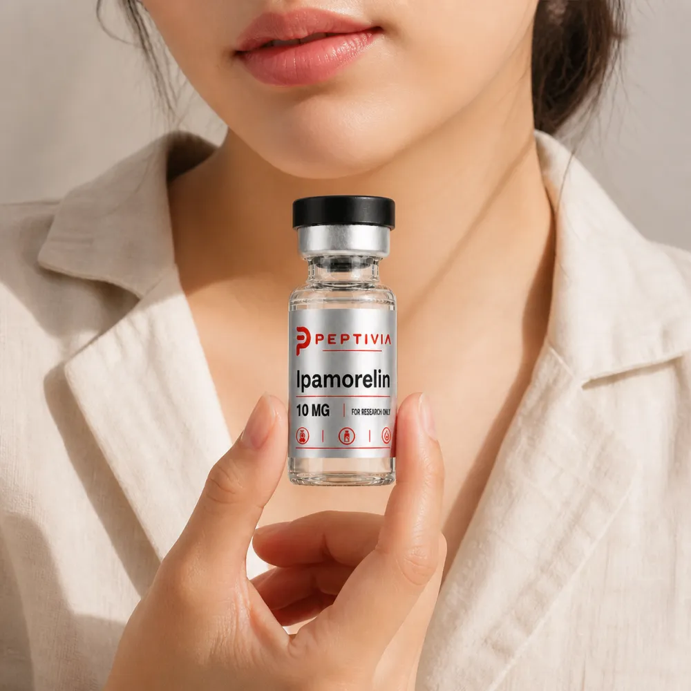 Vial Peptivia Ipamorelin dipegang di dekat wajah, label perak dengan wordmark merah